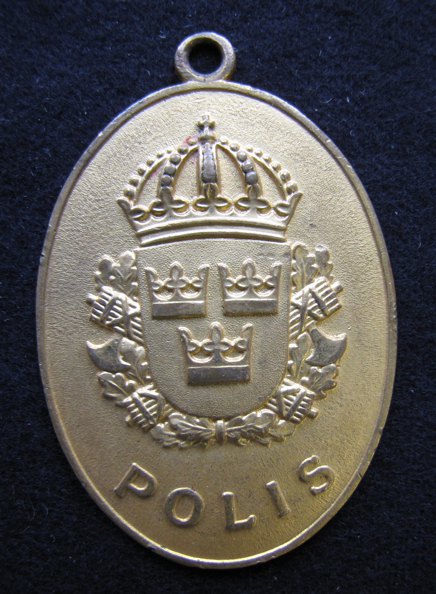 Polisbricka, oval med en ögla i toppen. 

På framsidan: Lilla riksvapnet, dvs en krönt sköld med tre kronor. Bakom skölden eklöv och korslagda fasciner. Under emblemet står det POLIS.

På frånsidan: NORDALS POLISDISTRIKT står den i det övre och undre kanten. mitt på står siffran 5. Brickan är mycket sliten så mycket av texten är oläslig.