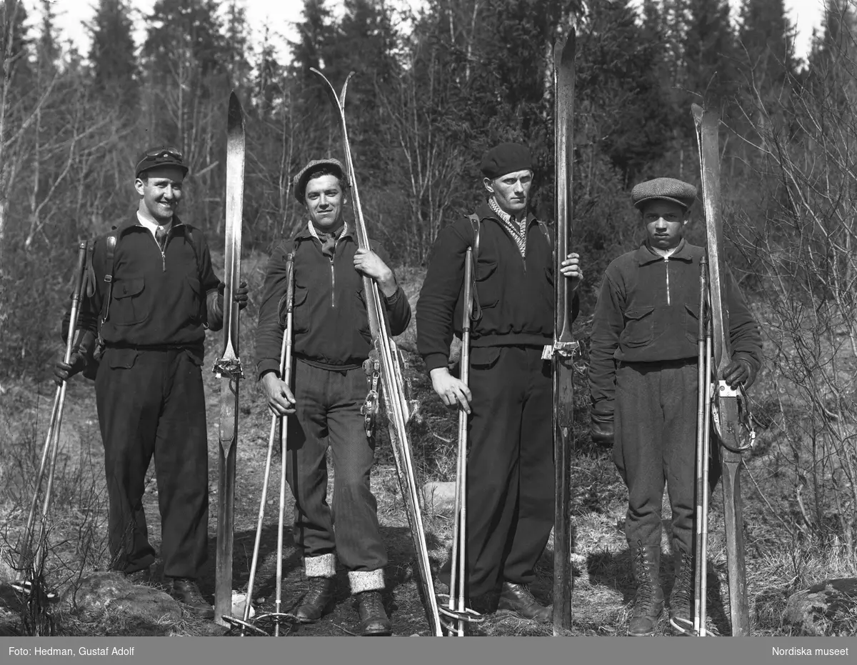 Fyra män med skidor och stavar.