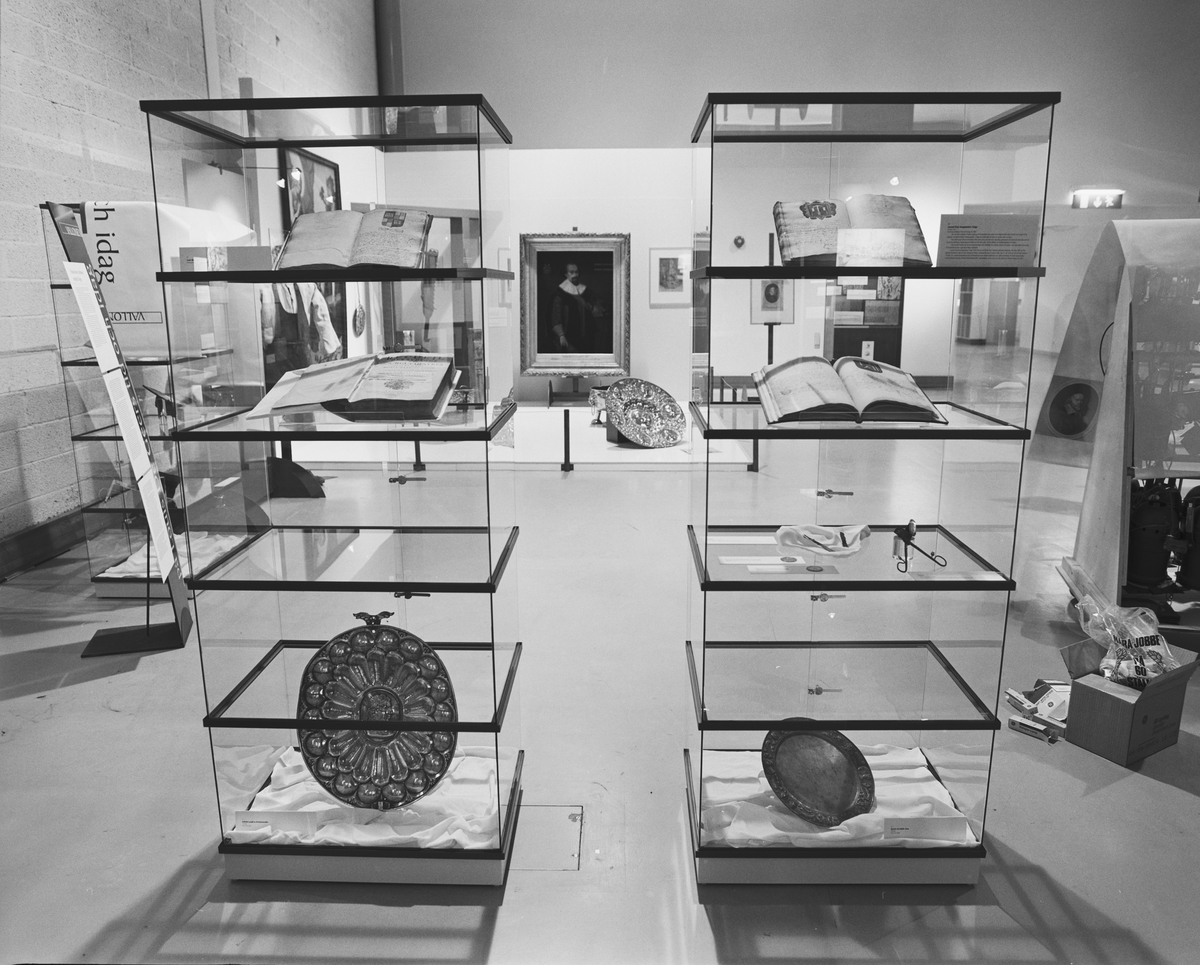 "Vallonien på Louis De Geers tid och idag" utställningen. Vänster monter, Louis Abrys skrårelief, heraldisk samling, reflektor och talrik. Höger monter, skrårelief, bestick, ljussax, mynt och tallrik.