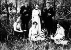 Forsvik, utflykt i gröngräset år 1914. Stående från vänster: Herbert Ericsson, Dagmar Andersson, Herbert Bäckman. Sittande från vänster: Rut Andersson, Lilly Andersson, Elsa Andersson.