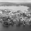 Karlsborg, Kanalholmen. Rakt fram i bild syns varvsområdet. Närmast byggnader på Kanalholmen. Finns förstorat 40 x 50 cm. Neg finns.