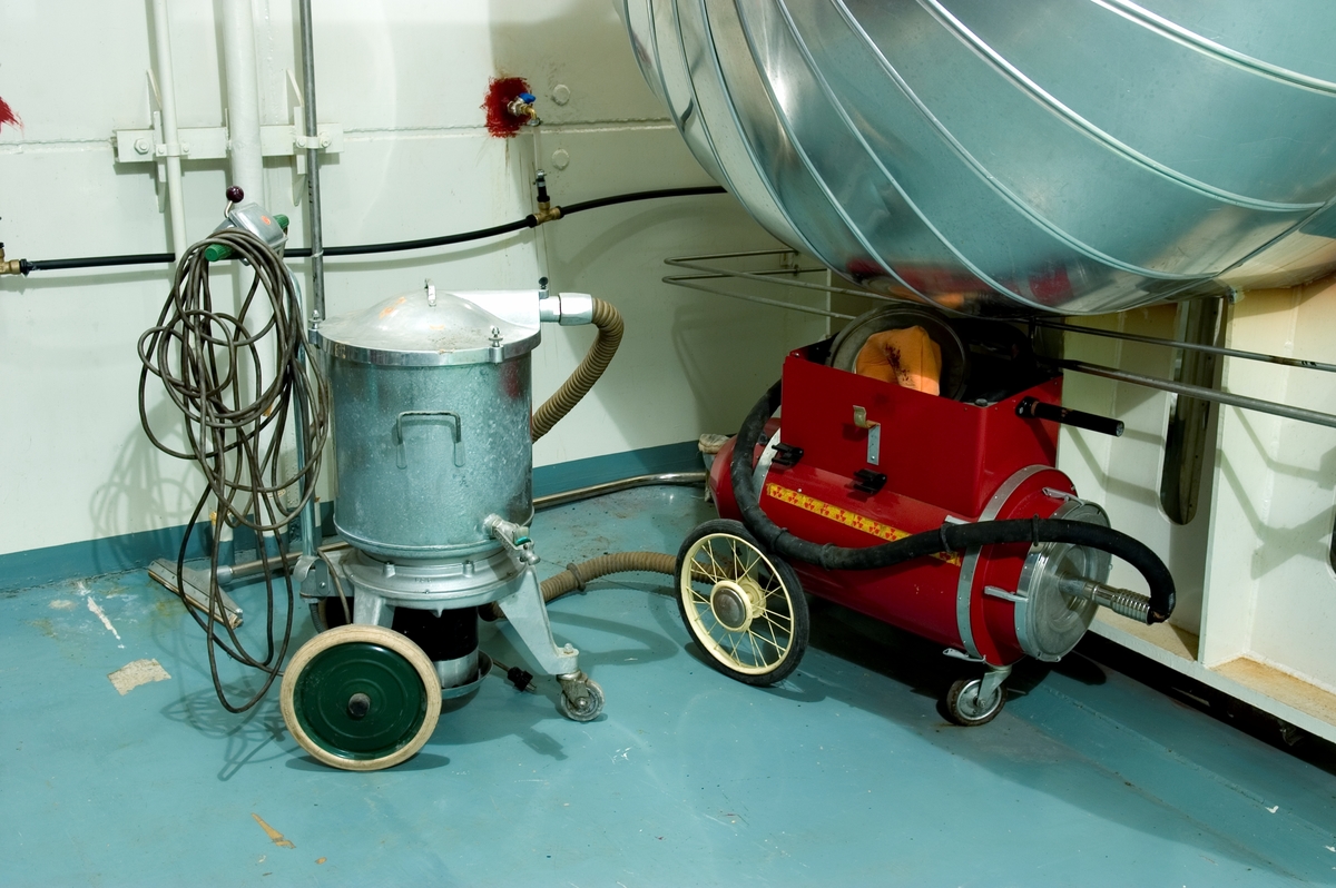 Ågesta kärnkraftverk. Under 2005 gjorde Tekniska museet tillsammans med Stockholms Läns Museum och Länsstyrelsen i Stockholms län en fotodokumentation av Ågesta kraftvärmeverk, Sveriges första kommersiella kärnkraftverk, Foto: Nisse Cronestrand. Bildbeskrivningar: Ingenjör Åke Bergman.

Bilden föreställer: Plan 26 RB rum nr. 2661 expansionsutrymme. Dammsugare samt filtervagn som kopplades till dammsugaren. Förklaring av system framgår av rapport :Statens Vattenfallsverk A23/60 5/4 1960.