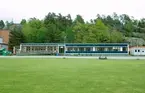 Ågesta kärnkraftverk. Under 2005 gjorde Tekniska museet tillsammans med Stockholms Läns Museum och Länsstyrelsen i Stockholms län en fotodokumentation av Ågesta kraftvärmeverk, Sveriges första kommersiella kärnkraftverk, Foto: Nisse Cronestrand. Bildbeskrivningar: Ingenjör Åke Bergman.

Bilden föreställer: Markplan med kontorsbyggnaden som idag används av Stockholms brandförsvar. Vänstra delen av byggnaden har utökats sedan drifttiden. Förklaring av system framgår av rapport :Statens Vattenfallsverk A23/60 5/4 1960.