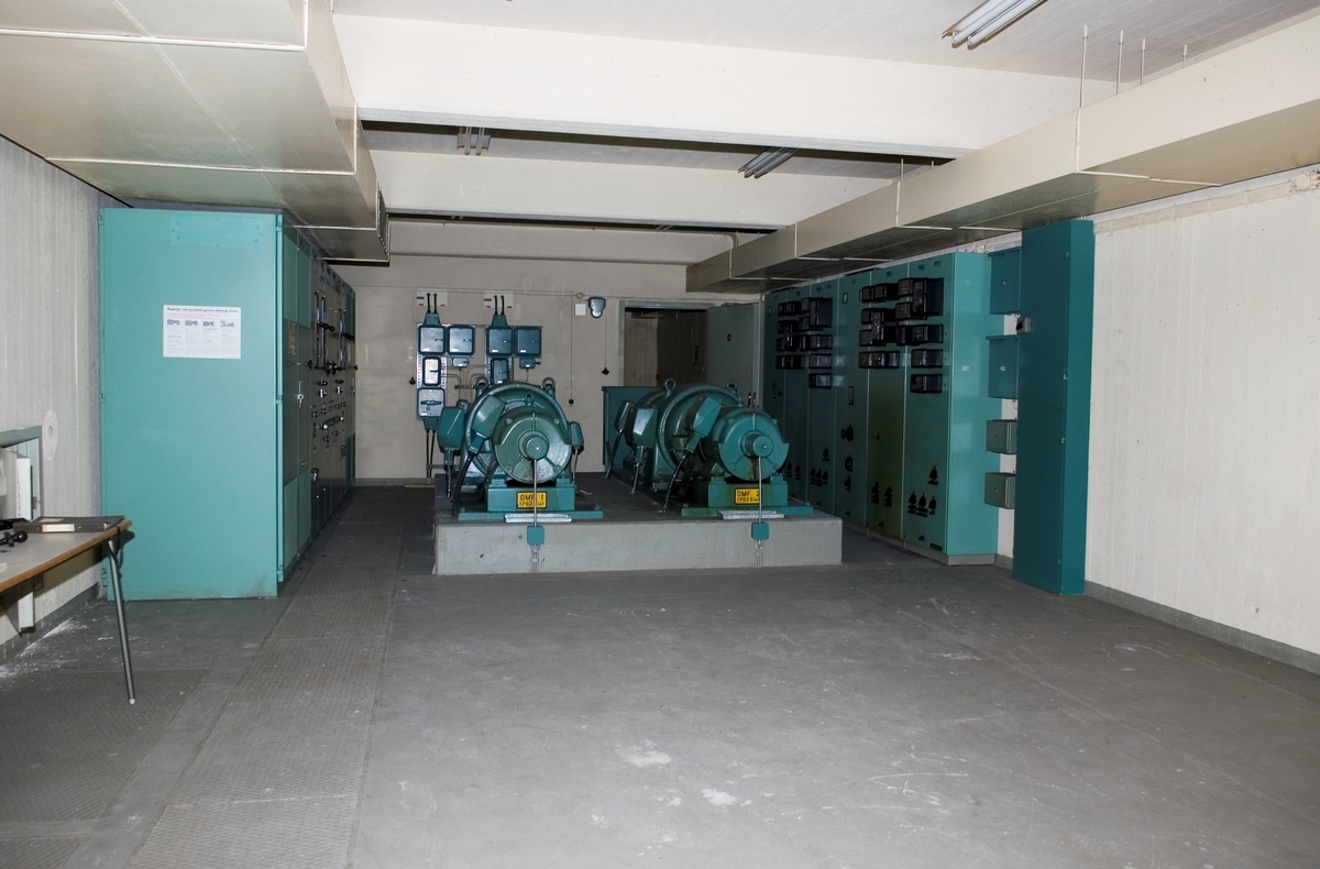 Ågesta kärnkraftverk. Under 2005 gjorde Tekniska museet tillsammans med Stockholms Läns Museum och Länsstyrelsen i Stockholms län en fotodokumentation av Ågesta kraftvärmeverk, Sveriges första kommersiella kärnkraftverk, Foto: Nisse Cronestrand. Bildbeskrivningar: Ingenjör Åke Bergman.

Bilden föreställer: Plan 4, omformningsrum 403 med omformare. Förklaring av system framgår av rapport :Statens Vattenfallsverk A23/60 5/4 1960.