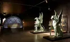 Dokumentation av Man-Machine2 på våning tre i Tekniska museets huvudbyggnad.
Museets två Gripar  som håller föremål med en ljussatt byggnad i bakgrunden.