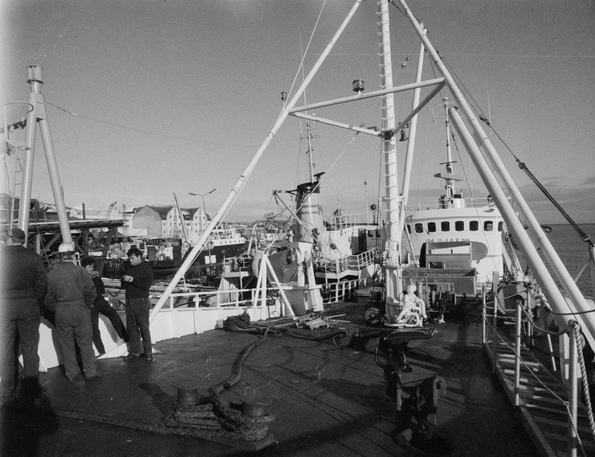 Arbeidere ombord på fiskebåten "Eldjarn".