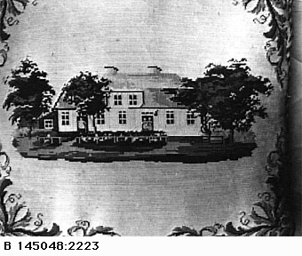 Broderat kuddöverdrag föreställande huvudbyggnaden på Härlingstorp, Norra Ving socken, som den såg ut åren 1784-1841. Huset brann 1841 och ett nytt hus uppfördes 1844, som är broderat på invnr 106173.
Enl. givaren är kuddöverdraget broderat av Lars Herman Gyllenhaals fru eller dotter.
Se foto B 145048:2223.