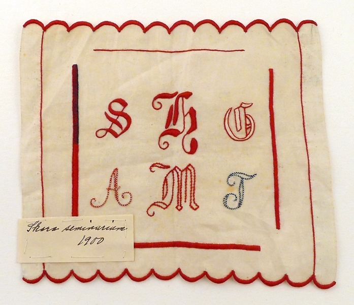 Textila slöjdprover från "Skara seminarium 1900"
Bestående av två små märkdukar, en fingervante, en tumvante, en strumpa, en kofta samt fyra stickningsprover.
Tillverkade av Armida Zetterlund, född 1880.