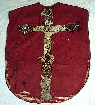 På mässhakens framsida finns en korsformad besättning av vävda guldband. Ryggsidan har även den en korsformad besättning, vilken föreställer Kristus på korset. På korsarmarna finns evangelisternas sinnesbilder. I nedre kanten av korset finns två förenade vapen och därunder en helgonbild. 

Enligt liggare:
"Messhake av rött siden med broderier från 1500-talet; Kristus på korset; på korsarmarna evangelisternas sinnebilder; under korset tvänne förenade vapen, därunder en helgonbild med Andreaskorset"


Neg.nr: 1984-04