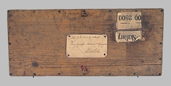 Enl liggare: " Avvägningsinstrumentlåda, trälåda, klädd invändigt med sämskskinn. Kvar 2 instrument och 8 vingskruvare. Synes tillhört jägmästare A. Aspengren, Mariestad."