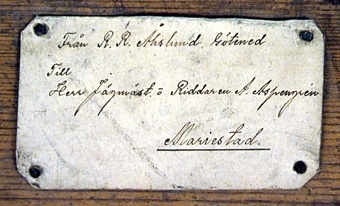 Enl liggare: " Avvägningsinstrumentlåda, trälåda, klädd invändigt med sämskskinn. Kvar 2 instrument och 8 vingskruvare. Synes tillhört jägmästare A. Aspengren, Mariestad."