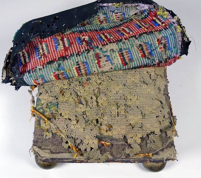 Enl liggare:
"19154-5: " 2 st brudpallar, broderade i korsstygn"