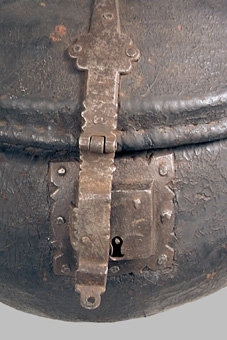 Enl liggare:
"Reskorg, rund, flätverk, beklädd med skinn, beslagen, mycket gammal (har troligen haft en lapp Skultorp)