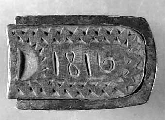 Bokfodral med dubbla skjutlock. Målat i ljust blått. Heltäckande dekor i form av bl.a. karvsnittsrosetter, uddsnittsbårder och ristade hörnrosetter. På ett lock är inristat "1816".