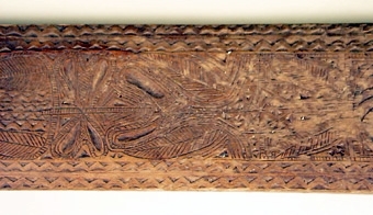 Mangelbräde med skulpterat, hästformat handtag. Karvsnittsdekor i form av rosett, virvelhjul, hjärta. Ristade bladornament, rutmönster mm. Uddsnittsbårder utmed långsidorna bl.a.
