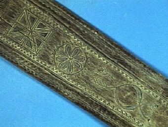 KLAPPTRÄ MED RIKLIG DEKOR. DEKOREN UTGÖRS BL.A. AV UDDSNITTSFRISER, KARVSNITTSROSETTER, RISTADE BLADMÖNSTER SAMT RUTMÖNSTER. MÄRKT "STIAD ÅR 1825".
INKÖPSPRIS 5 KR.


Neg.nr: 1983-0011
Sakord: KLAPPTRÄ
Tillverkningstid: 1825
Material: BJÖRK
Teknik: SKURET UDDSNITT KARVSNITT RISTAT
Mått: L=585  B=80  H=28
Vikt: