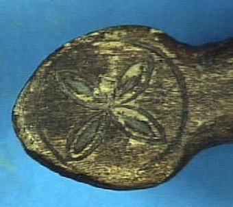 KLAPPTRÄ MED RIKLIG DEKOR. DEKOREN UTGÖRS BL.A. AV UDDSNITTSFRISER, KARVSNITTSROSETTER, RISTADE BLADMÖNSTER SAMT RUTMÖNSTER. MÄRKT "STIAD ÅR 1825".
INKÖPSPRIS 5 KR.


Neg.nr: 1983-0011
Sakord: KLAPPTRÄ
Tillverkningstid: 1825
Material: BJÖRK
Teknik: SKURET UDDSNITT KARVSNITT RISTAT
Mått: L=585  B=80  H=28
Vikt: