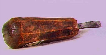 Handsmitt stämjärn med träskaft. Järnet är märkt med en stjärna. Stålets bredd 9 mm.