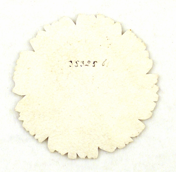 Vit med väppling blad runt kanten i olika nyanser i grönt, tillhört Fagerstenska släkten, 2 stycken enl. testamente 1928-01-26.