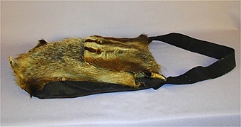 Enl liggare: " Jaktväska, med grävlingsskinn, i övrigt läder, djup"