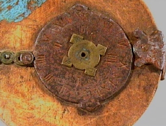 Stor, rund ask med plant lock, fäst med rikt utsirat gångjärn av järn. På lockets ovansida låstillbehör i form av urtavla av järn med mittdel av mässing. På lockets undersida låstillbehör av järn. Asken har fyra ristade dekorlinjer. Blå färgfläck på lockets ovansida. 
Pris: 5 kr.


Neg.nr: 1985-03
Sakord: ASK med lock
Tillverkningstid: 1750-1880
Material: björk järn mässing
Teknik: svarvat smitt spikat ristat
Mått: H=73  DIAM=150
Vikt: