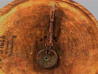 Stor, rund ask med plant lock, fäst med rikt utsirat gångjärn av järn. På lockets ovansida låstillbehör i form av urtavla av järn med mittdel av mässing. På lockets undersida låstillbehör av järn. Asken har fyra ristade dekorlinjer. Blå färgfläck på lockets ovansida. 
Pris: 5 kr.


Neg.nr: 1985-03
Sakord: ASK med lock
Tillverkningstid: 1750-1880
Material: björk järn mässing
Teknik: svarvat smitt spikat ristat
Mått: H=73  DIAM=150
Vikt: