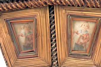 KORG, REKTANGULÄR, HANDTAG, TVÅ LOCK. ÅTTA ST INGLASADE BILDER PÅ LOCKEN OCH SIDORNA. GLAS UNDER BOTTEN. RUNT MOTIVEN FINNS STRÅN SOM I SIN TUR ÄR OMGIVNA AV RINGLANDE BUNDNA STRÅN.