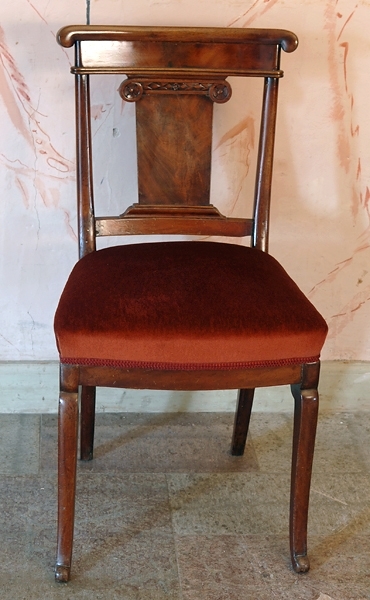 Stolar, sex stycken i mahogny, svängda fram och bakben, genombruten rygg med horisontell bricka stoppad sits klädd med mörkrött sammet. Ryggbrickan med bland annat blommotiv på överdelen.
