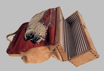 Enl liggare:
"Resväska, med korsstygnsbroderi, i botten trälåda överklädd med läder och lås. Längd 43 cm