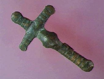 KORSFORMIGT SPÄNNE AV BRONS, NÅLEN SAKNAS