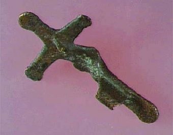 KORSFORMIGT SPÄNNE AV BRONS, NÅLEN SAKNAS