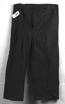 Herrbyxa - blå med två stora fickor fram. Bakficka. Sleif bak med metallspänne. Metallknappar i midjan för hängslen. Gylfen knäpps med fyra metallknappar. 
Upplagda byxben (för hand) Nya.
Märkeslapp medföljer med texten: Storlek 52. Inköpspris: 7.50 Kr.