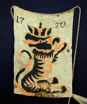 Jaktlapp av grovt, grått linne. Påsydda med jämna mellanrum på grovt rep av hampa. Alla lappar målade i svart och rött. 
Märkt med årtalet 1777
Repets längd  ca 95 m.
Lapparnas storlek ca 58 x 75  cm. 
Antal lappar: 61 + 4 st lösa.

Motiv: