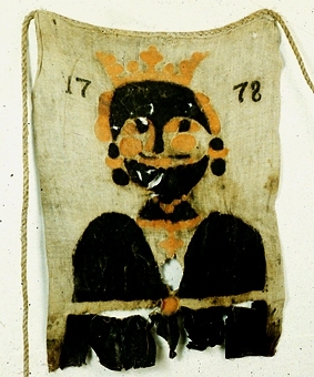 Jaktlapp av grovt, grått linne. Påsydda med jämna mellanrum på grovt rep av hampa. Alla lappar målade i svart och rött. 
Märkt med årtalet 1778, 1814.
Repets längd  ca 68 m.
Lapparnas storlek ca 58 x 75  cm. 
Antal lappar: 36  (ursprungligen 40).

Motiv: