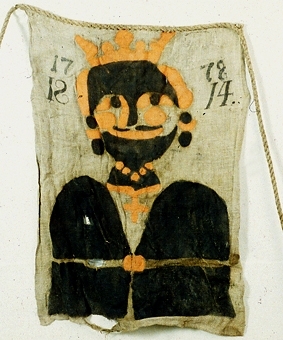 Jaktlapp av grovt, grått linne. Påsydda med jämna mellanrum på grovt rep av hampa. Alla lappar målade i svart och rött. 
Märkt med årtalet 1778, 1814.
Repets längd  ca 68 m.
Lapparnas storlek ca 58 x 75  cm. 
Antal lappar: 36  (ursprungligen 40).

Motiv: