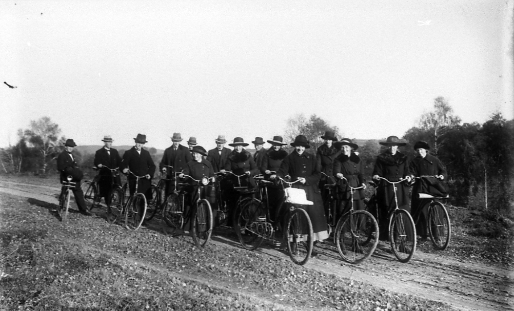 EFS:are på cykelfärd till Gökhem. I bakgrunden Mösseberg.