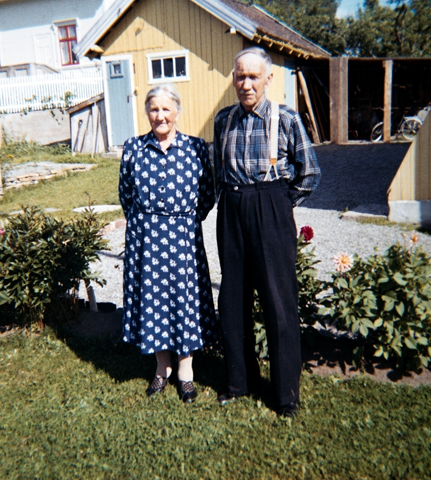 Anna Olsen 1891-1975, Oskar Olsen 1887-1970, utenfor huset sitt i Sandvika i Ottestad, ca. 1970.