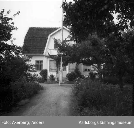 Karlsborg, Storgatan 24, kvarteret Boken. Foto: Anders Åkerberg, juli 1973. Neg finns. Förstoring 40 x 50 cm.