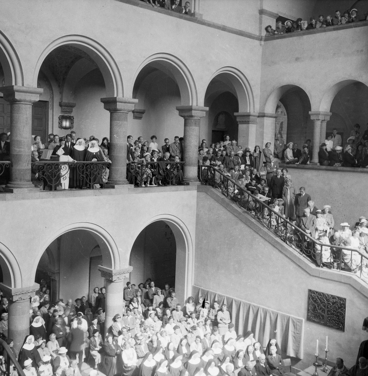 Kirkejubileet 1953. Katolsk gudstjeneste i Norges Tekniske Høyskoles aula