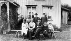 Ängagården. Sittande Dagmar Karlsson, Augusta och Karl Johansson, Sten Karlsson, sommarbarnet Eskil Viktor Emanuel. Stående Ada Andersson (syster till Augusta), EFS-predikanten L J Sandén från Källby, Gustav Karlsson.