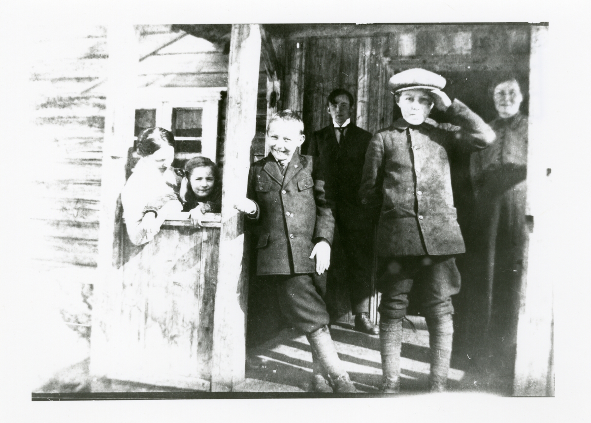 Utafor gamlebygningen på Islandsmoen.