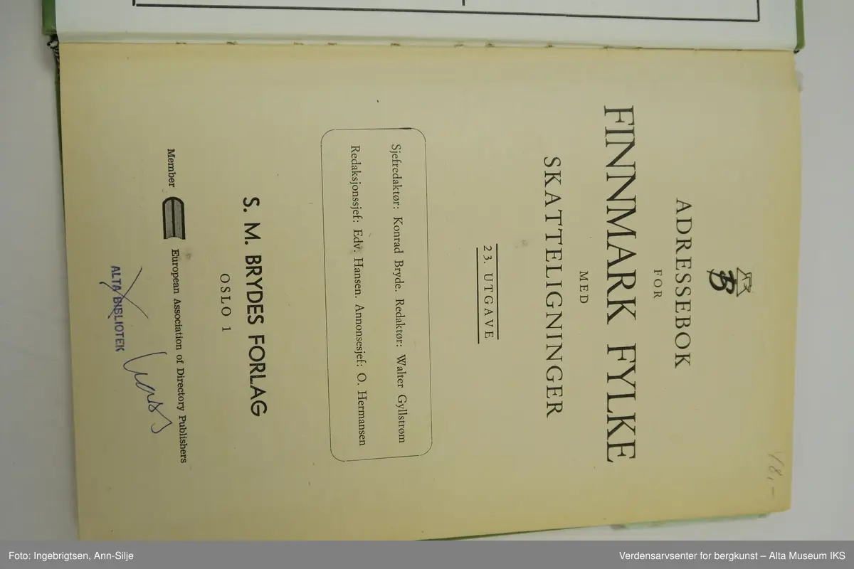 Innbundet bok som inneholder adresser og skatteligninger fra innbyggerne i Finnmark i 1970. Permen og på ulike sider i boka er det reklame for ulike bedrifter i Finnmark.