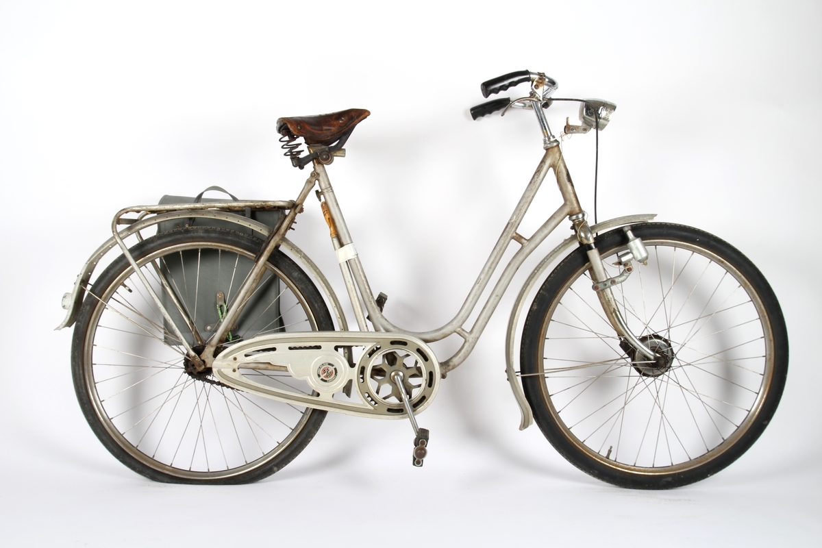 Grålakkert damesykkel med sykkelpumpe.