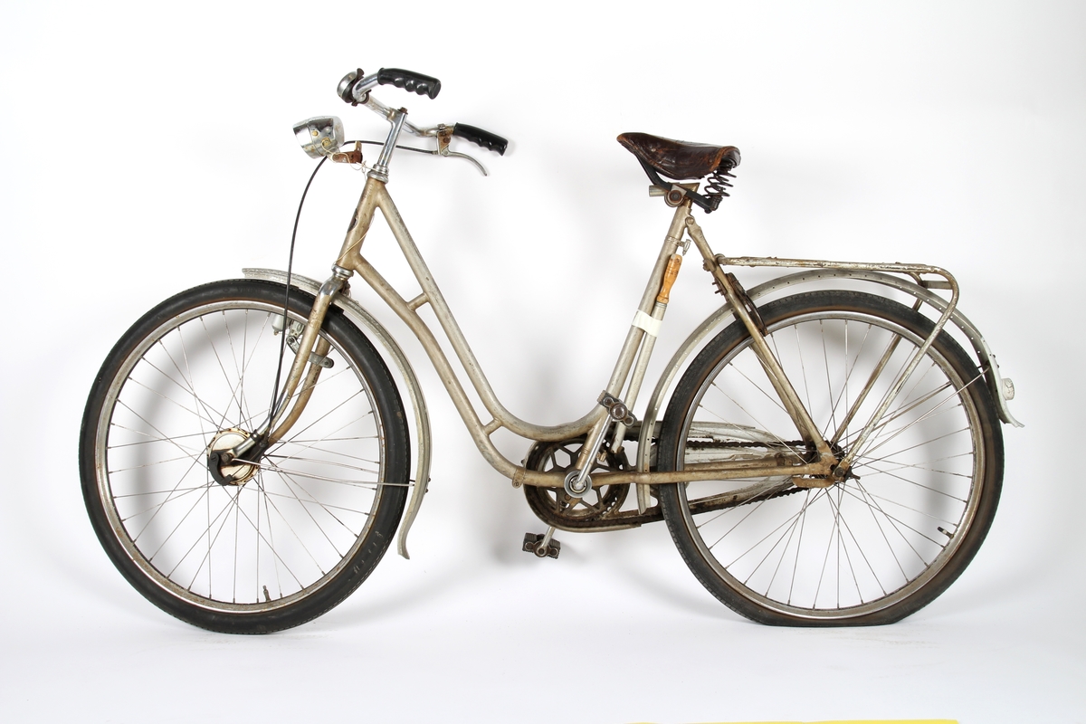 Grålakkert damesykkel med sykkelpumpe.