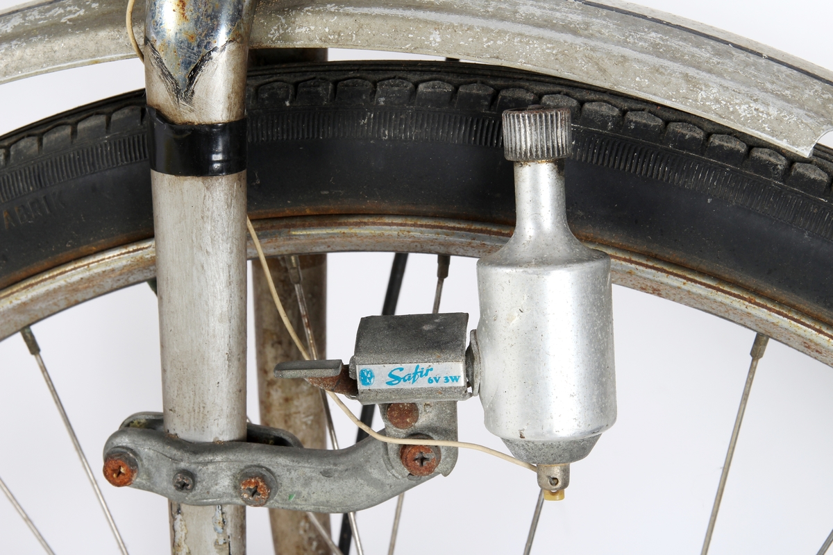 Grålakkert damesykkel med sykkelpumpe.