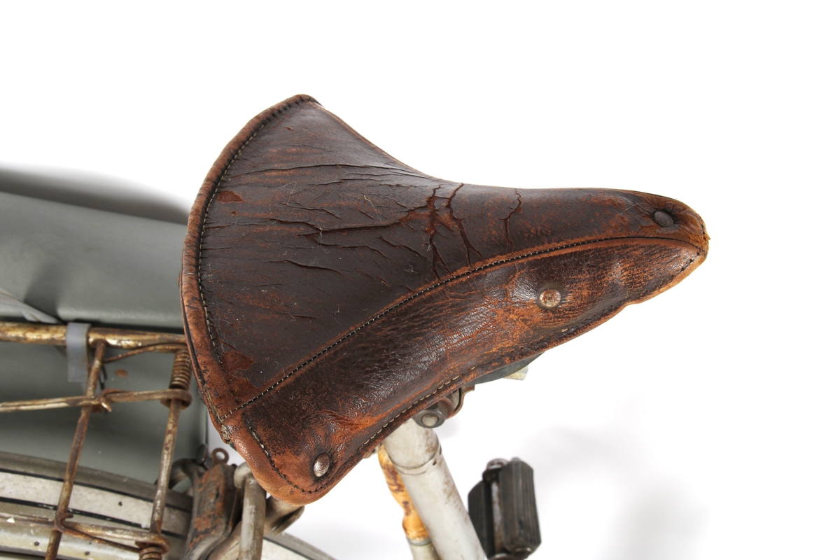 Grålakkert damesykkel med sykkelpumpe.