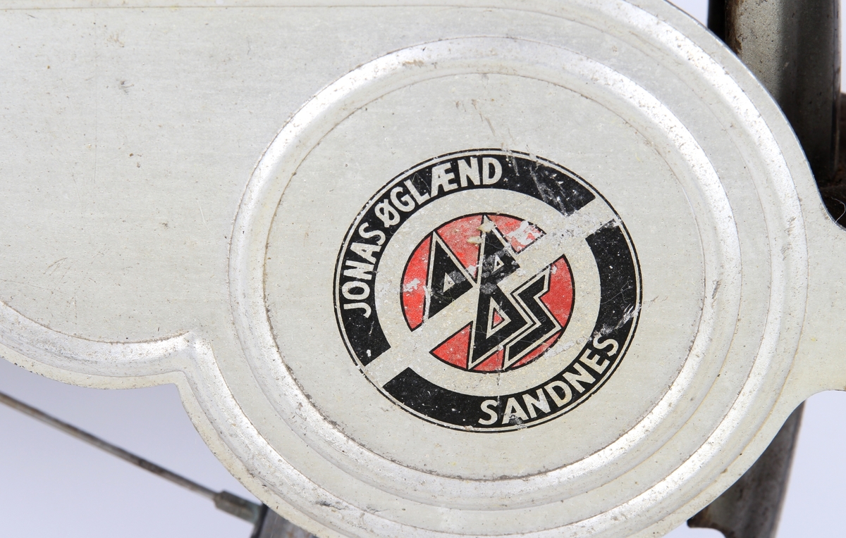 Grålakkert damesykkel med sykkelpumpe.