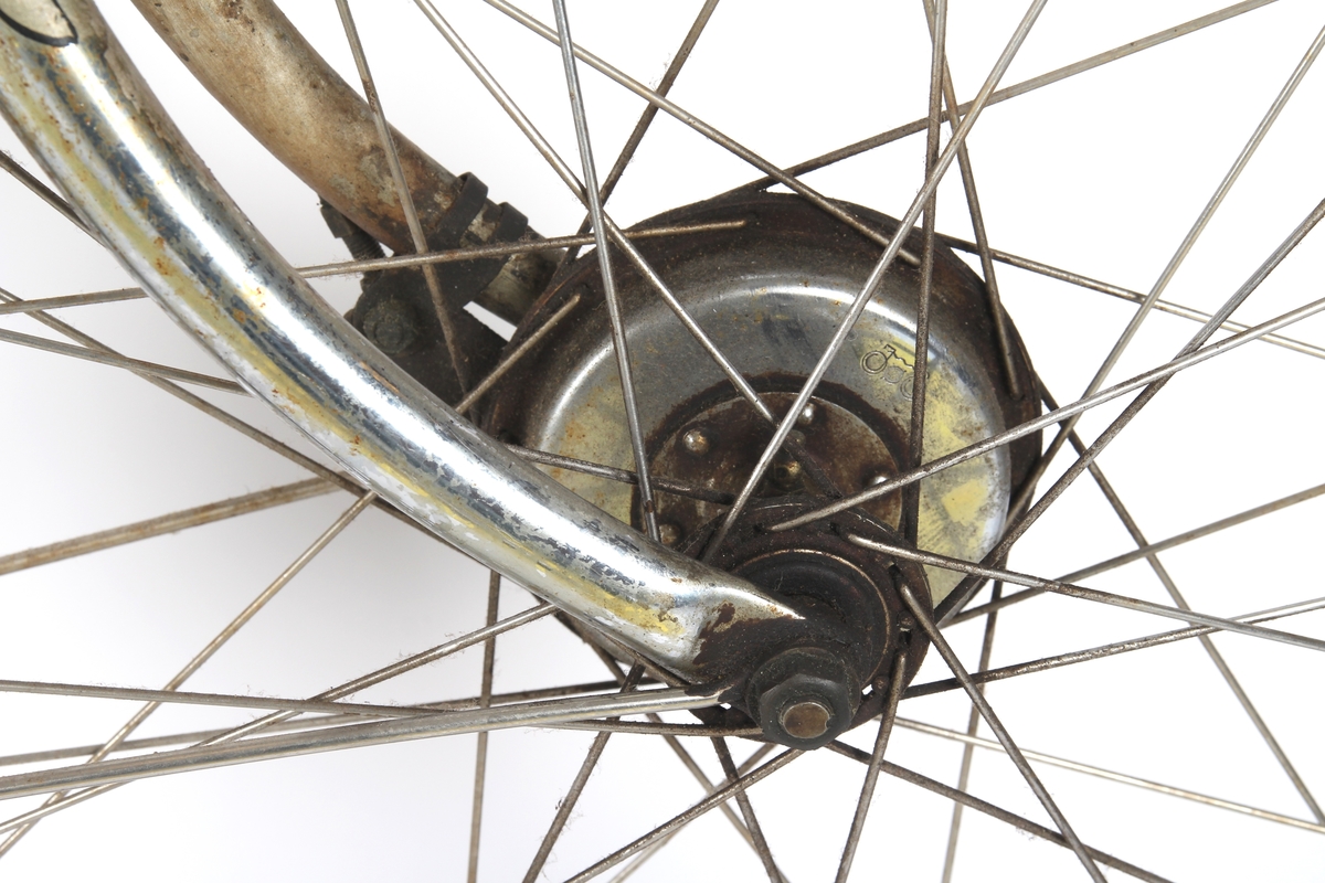 Grålakkert damesykkel med sykkelpumpe.