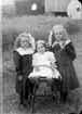 Exteriör.
Anna, Agnes och Astrid (*1909, död 1984) Gustavsson. Torsvid. 
Fotograf: Ellen Kock? Axel Lundbäck m.fl.
Gullspångssamlingen.
Bilder från Gullspång med omnejd.