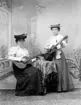 Ateljé.
Två damer med dragspel (?) och gitarr. 
Fotograf: Ellen Kock? Axel Lundbäck m.fl.
Gullspångssamlingen.
Bilder från Gullspång med omnejd.